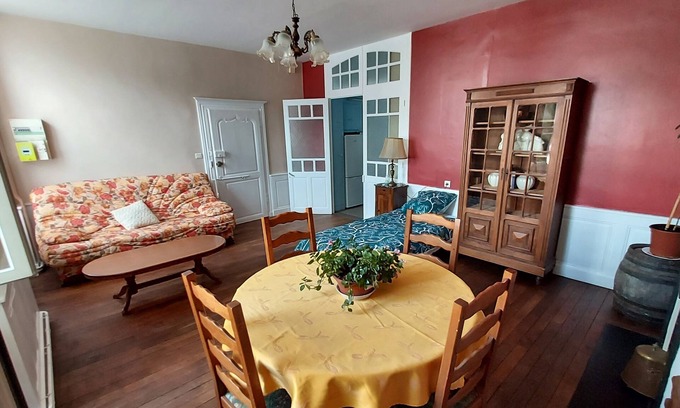Chateaumeillant Appartement | STUDIO dans une demeure de 1780 alliant charme et authenticité