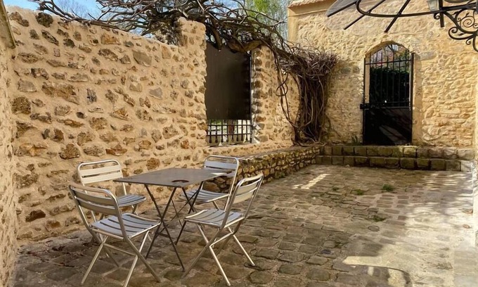 Bonnelles Appartement | Studio duplex avec spa et cour privée