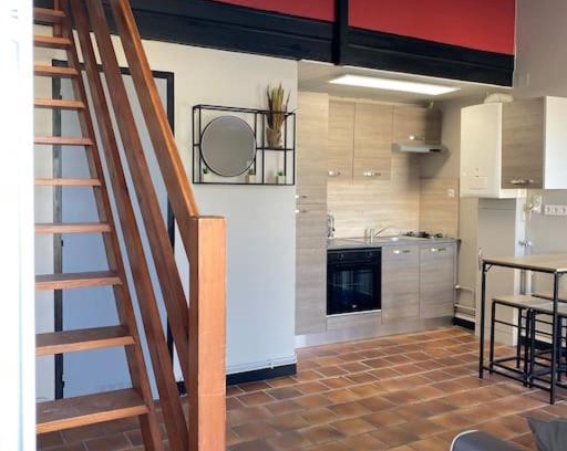 Surgeres Appartement | Studio duplex meublé avec place de parking