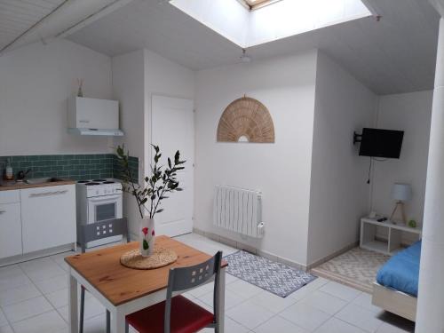 La Chevroliere Maison | Studio entier et parking privé