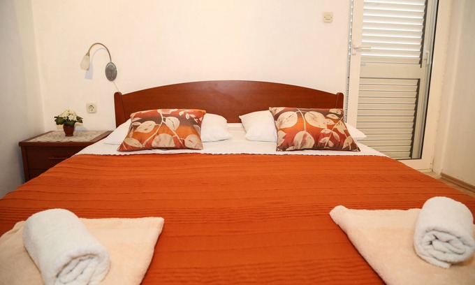 Milna Appartement | Garçonnière avec le balcon et la vue sur le mer Milna, Hvar (AS-22619-d)