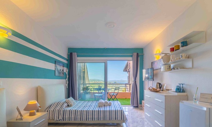 Portisco Appartement | Studio flat with sea view and hydromassage shower