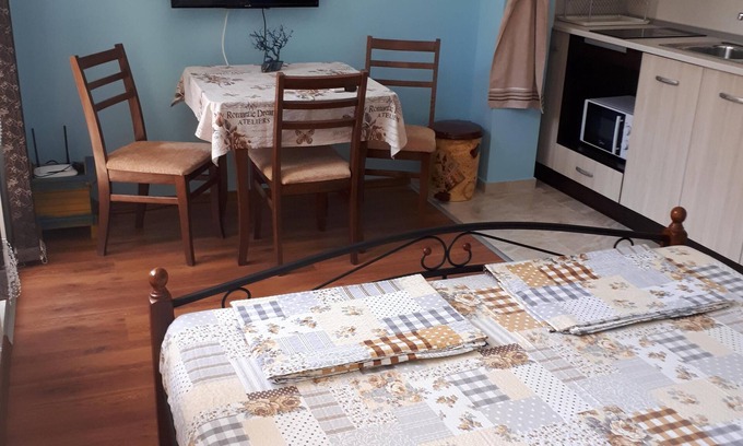 Pomorie Maison | Studio Fleurs 2 + 1