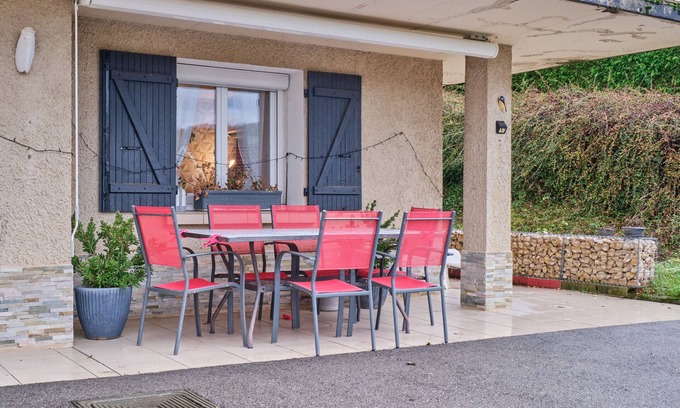 Saint-Victor-de-Cessieu Appartement | Studio avec terrasse privée, Wi-Fi et climatisation