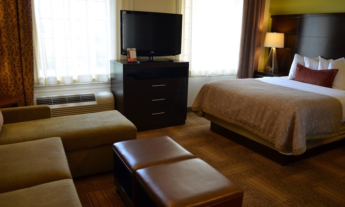 Longview Appartement | Studio | Free Breakfast. Indoor Pool & Hot Tub
