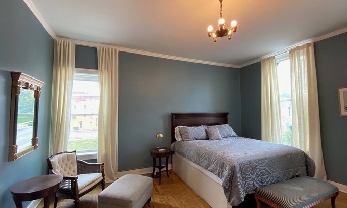 Hannibal Appartement | Studio furnished apartment located in the heart of downtown Hannibal, Missouri.