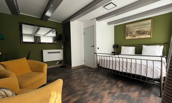 Canal Ring Hôtel | Studio/hotel room in the heart of the city in 18th century house. Very private.