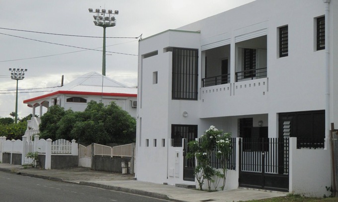 Port-Louis Appartement | Studio dans une maison d'architecte a Port-Louis, Guadeloupe,( proche plage ).