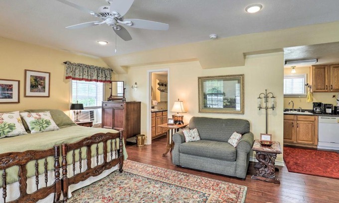 Oakwood Appartement | Studio in College Station with Expansive Deck!