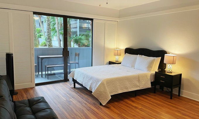 Hilo Copropriété | Studio in Hilo Center with Pool and Lake Views