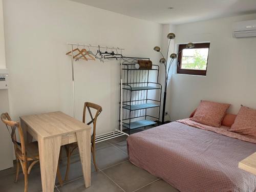 Restinclieres Appartement | Studio indépendant - Terrasse et piscine en été
