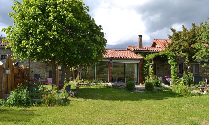 Egliseneuve-pres-Billom Lit Et Petit-Déjeuner | studio indépendant dans maison à la campagne