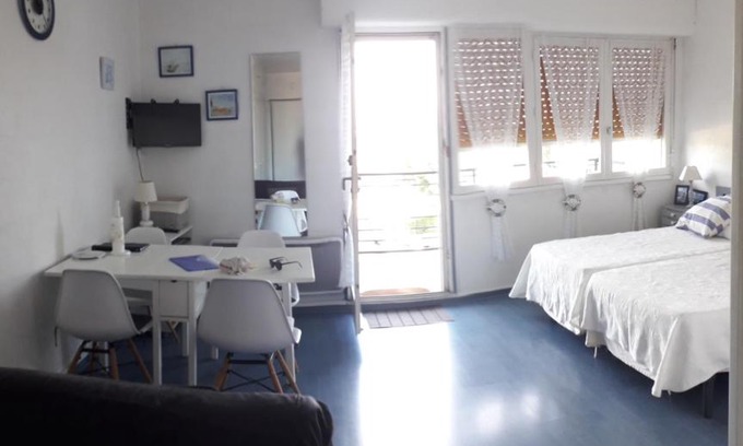 Rochefort Appartement | Studio Les Thermes de NOÉ 100 mètres des Thermes, idéal pour les Curistes & Vacanciers, Déplacements Professionnels & Stagiaires Stélia