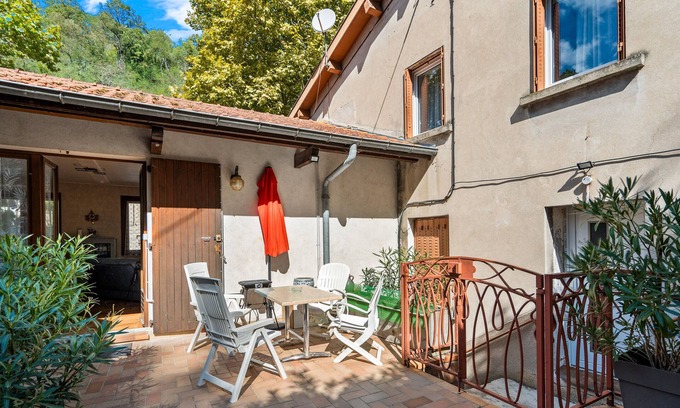 Vienne Appartement | Studio 'Maupas' with Shared Terrace and Wi-Fi