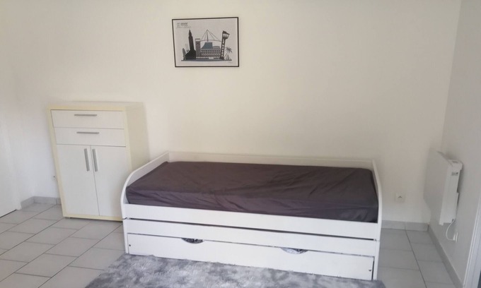 Saint-Charles du Port Appartement | Studio Meublé 25m2 Proximité bus Supermarché les Docks