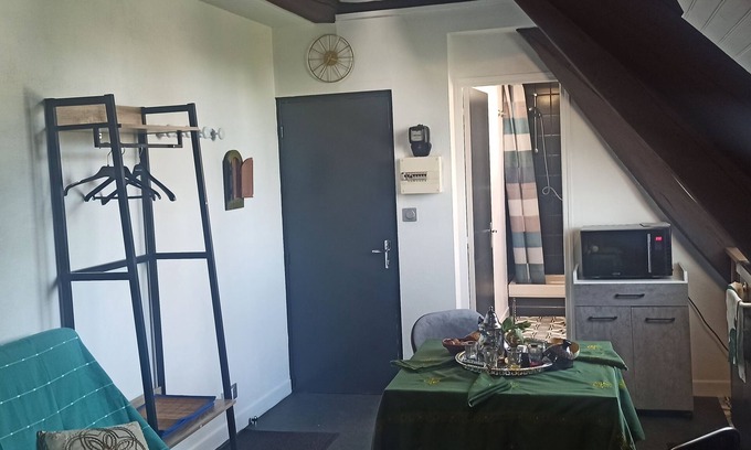 Chartres Appartement | Studio 4 pers, Mezzanine, parking sur place gratuit, proche Cathedrale et gare.