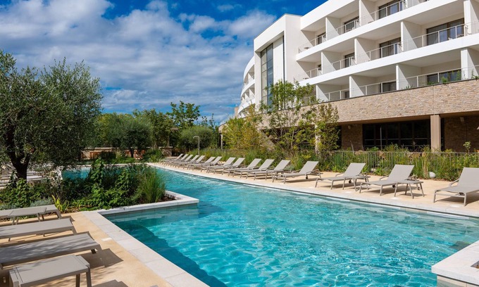 Baillargues Appartement | Studio Moderne | Vue Jardin | Piscine & Spa