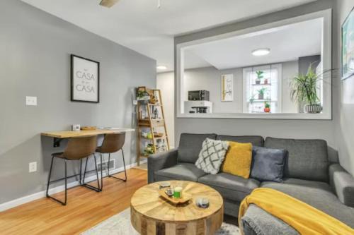 Lower Lawrenceville Appartement | Studio near Arsenal Park l Street Parking