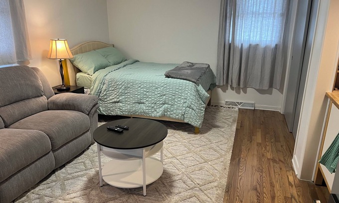 Columbus Appartement | Charming studio in fabulous Columbus with WiFi, AC