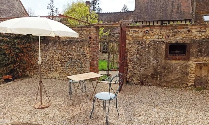 Dicy Appartement | Studio overlooking courtyard and garden - Gîte au Village 89120 DICY