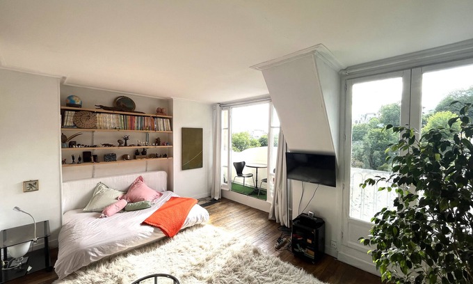 Quartier de Rochechouart Appartement | Studio vue panoramique Montmartre et Paris. Dernier étage ascenceur concierge.