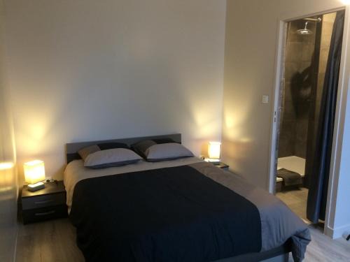Thiviers Appartement | STUDIO proche gare avec kitchenette et wifi - porte rouge