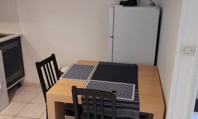 Courlancy Appartement | STUDIO ROUGE à 5 minutes de la Cathédrale de REIMS
