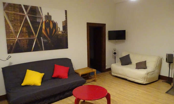 Romans-sur-Isere Appartement | Studio, chambre indépendante. Grand séjour lumineux. Proche des commerces.