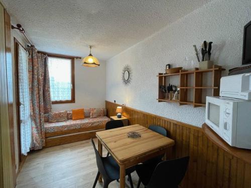 Les Avanchers-Valmorel Appartement | Studio skis aux pieds à Valmorel, balcon, proche commerces, 4 couchages - FR-1-356-291
