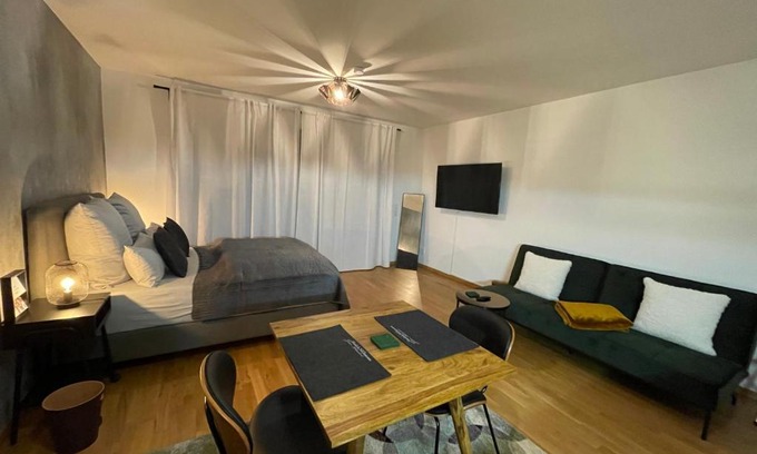 Offenbach am Main Appartement | Studio Stevie Nicks I Workplace I 24in Screen I Kitchen I PS4