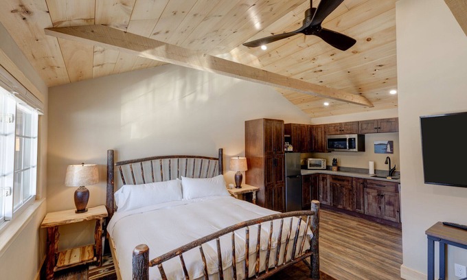 Sunapee Hôtel | Studio Suite #9 at The Lodge | Minutes from Sunapee Harbor & Mount Sunapee