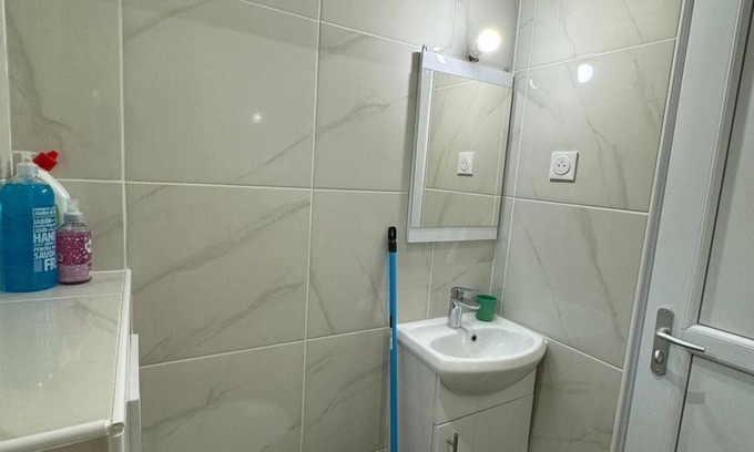 Sevran Maison | Studio très confortable avec grand jardin pour stationner véhicule transports