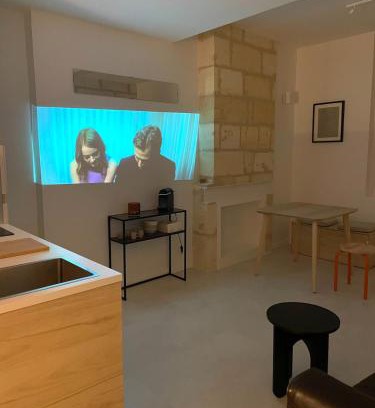 Libourne Appartement | Studio ultra centre libourne - jacuzzi & vidéoprojecteur