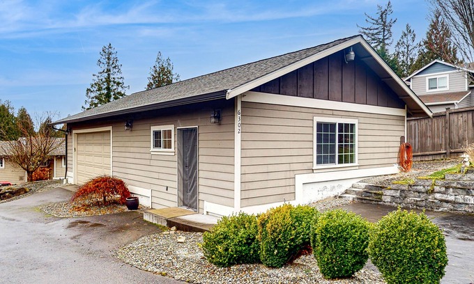 Bonney Lake Appartement | Studio unit with full kitchen, W/D, fireplace, & patio area