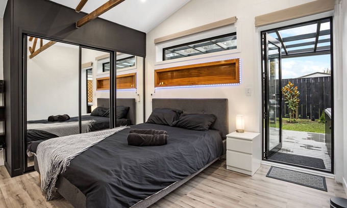 Hornby Maison | Studio Unit with Spa Bath!