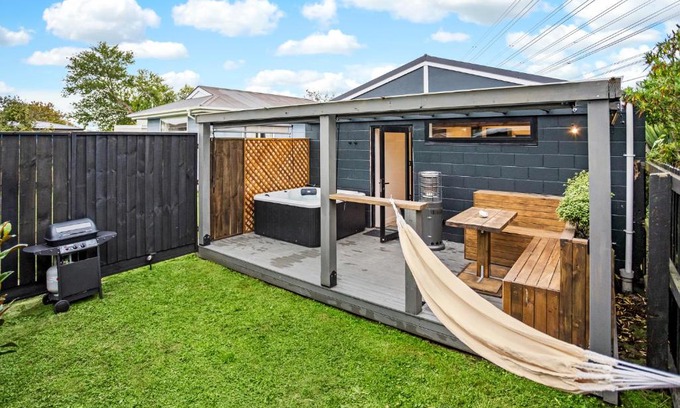 Christchurch Maison | Studio Unit with Spa Bath