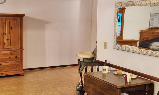 Hanover Appartement | Studio w/3 beds, 1 Queen, two twin, couch, pellet stove, full amenities, shower.