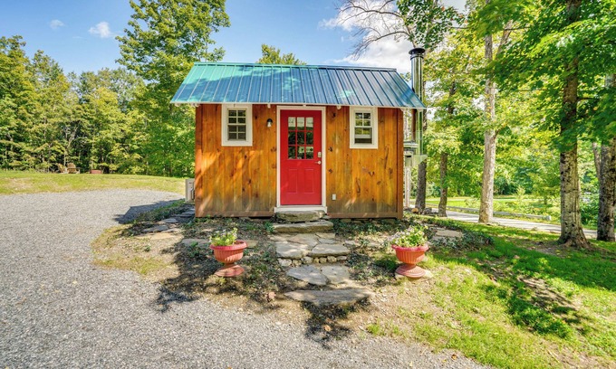 Vernon Appartement | Studio w/ Trail Access ~ 10 Mi to Brattleboro!