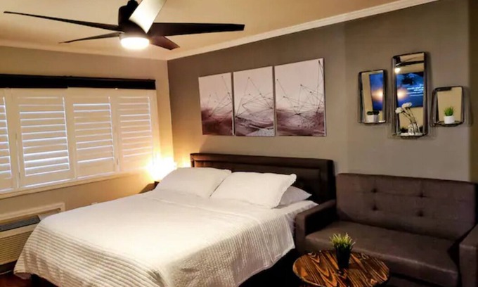 College Town Appartement | Studio walking distance to Stadium & Nightlife!