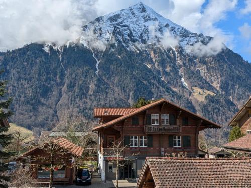 Aeschi bei Spiez Appartement | Studio with balcony, Niesen view & free parking near Interlaken, Thunersee & Blausee