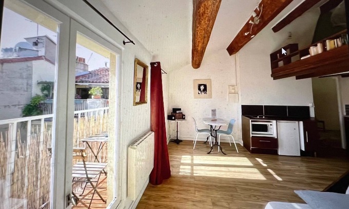 Noailles Appartement | Studio with balcony in the heart of the old town (& 3min walk from the old port)