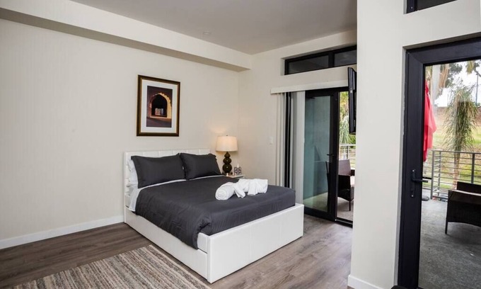Bankers Hill Appartement | Studio with Large Balcony- San Diego Gateway