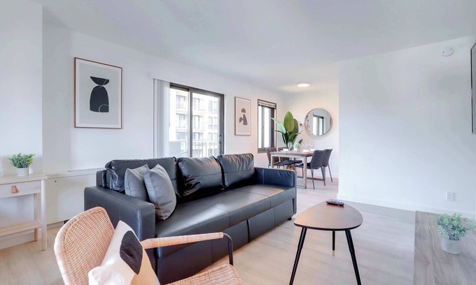 Court House Appartement | Studio with Park Views in Lively Clarendon!
