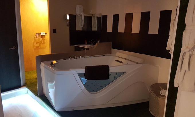 Epernay Appartement | Studio avec jacuzzi privatif, terrasse et balcon et billard