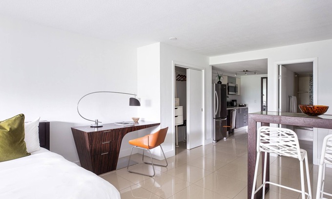 Bal Harbour Appartement | Studio with Two Queen Beds and Kitchenette, Steps away from Bal Harbour Beach