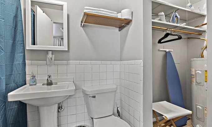 Aurora Appartement | Studio1116E/PetFriendly/WIFI/BigTV/PKG/nearDowntown Aurora.