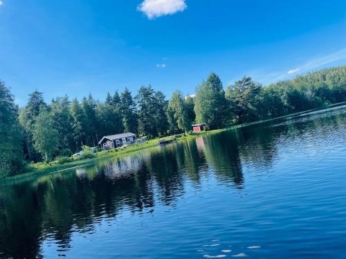Odestugu Maison | Stuga med strandtomt i Smålands natursköna miljö