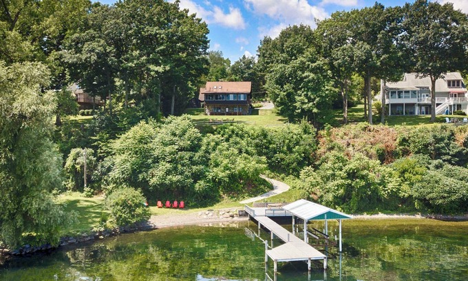 Valois Maison | Stugan Seneca Lake House: Lake Front Retreat + Minutes from Wineries!