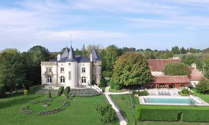 Saint-Sulpice-d'Excideuil Maison | étonnant manoir, avec piscine entourée de 2 acres de jardins clos -sleeps 12