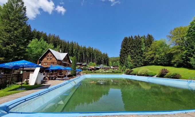 Mlade Buky Maison | Merveilleuse maison de vacances privée avec piscine, WIFI, TV, terrasse, animaux admis et parking